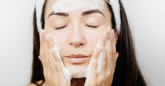 Varför är ansiktsrengöringen ett viktigt steg i din hudvårdsrutin?